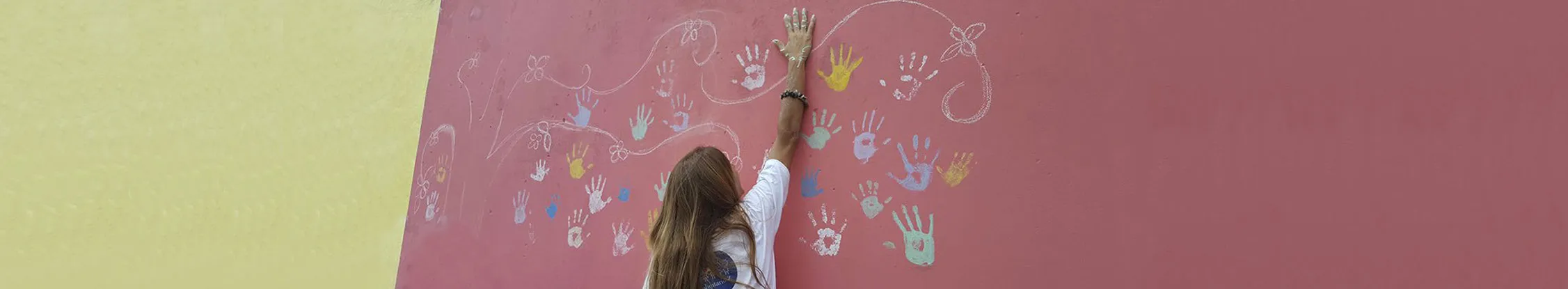 Graciela con la mano en la pared